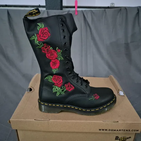 BOXED DR MARTENS 1914 VONDA BLACK ROSE BOOTS - UK 7 