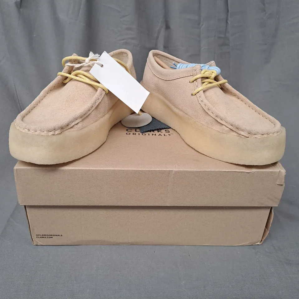 BOXED PAIR OF CLARKS WALLABEE CUP SHOES IN MAPLE UK SIZE 6