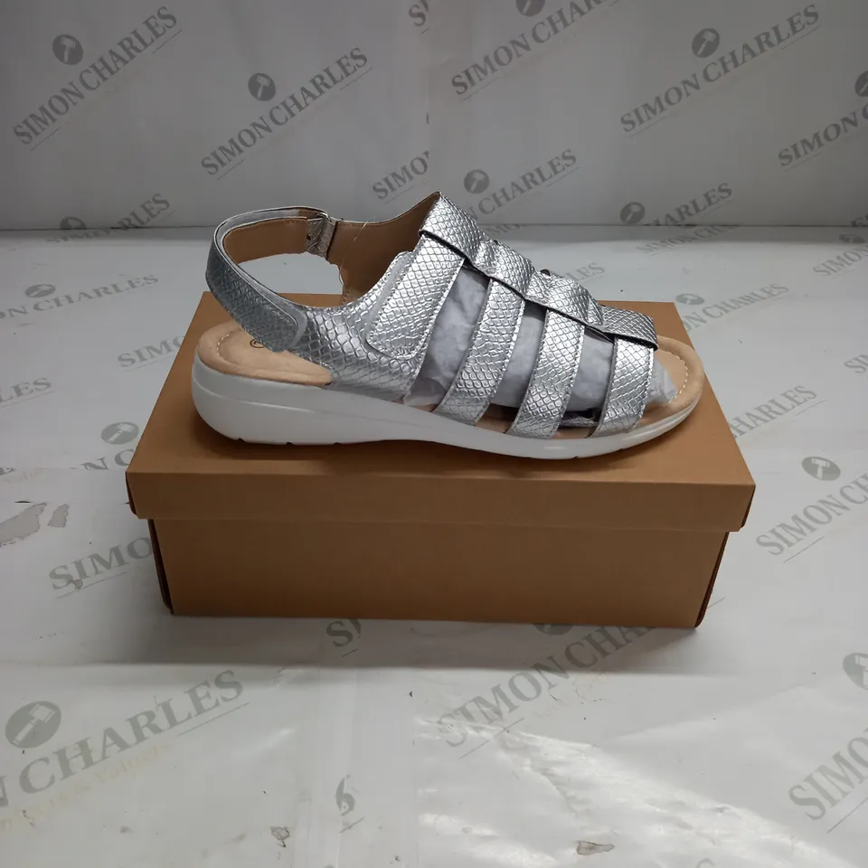 BOXED PAIR OF CUSHION WALK ONE TOUCH CLOSE SANDALS IN SILVER - SIZE 7