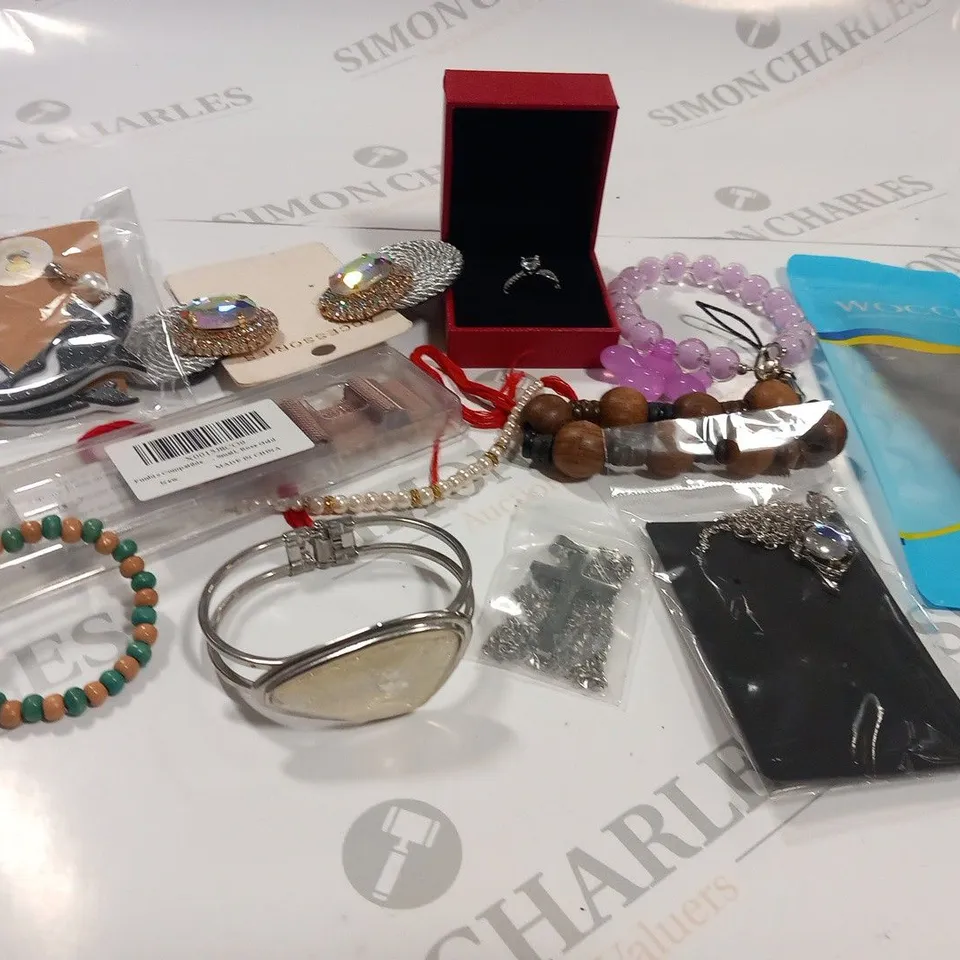 LARGE QUANTITY OF ASSORTED JEWELLERY AND ACCESSORIES 