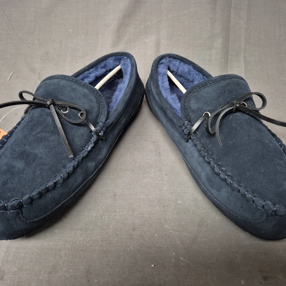 BOXED PAIR OF FENLAND MEN'S MOCCASIN CLASSIC SCUFF SLIPPERS IN NAVY SIZE 11/12