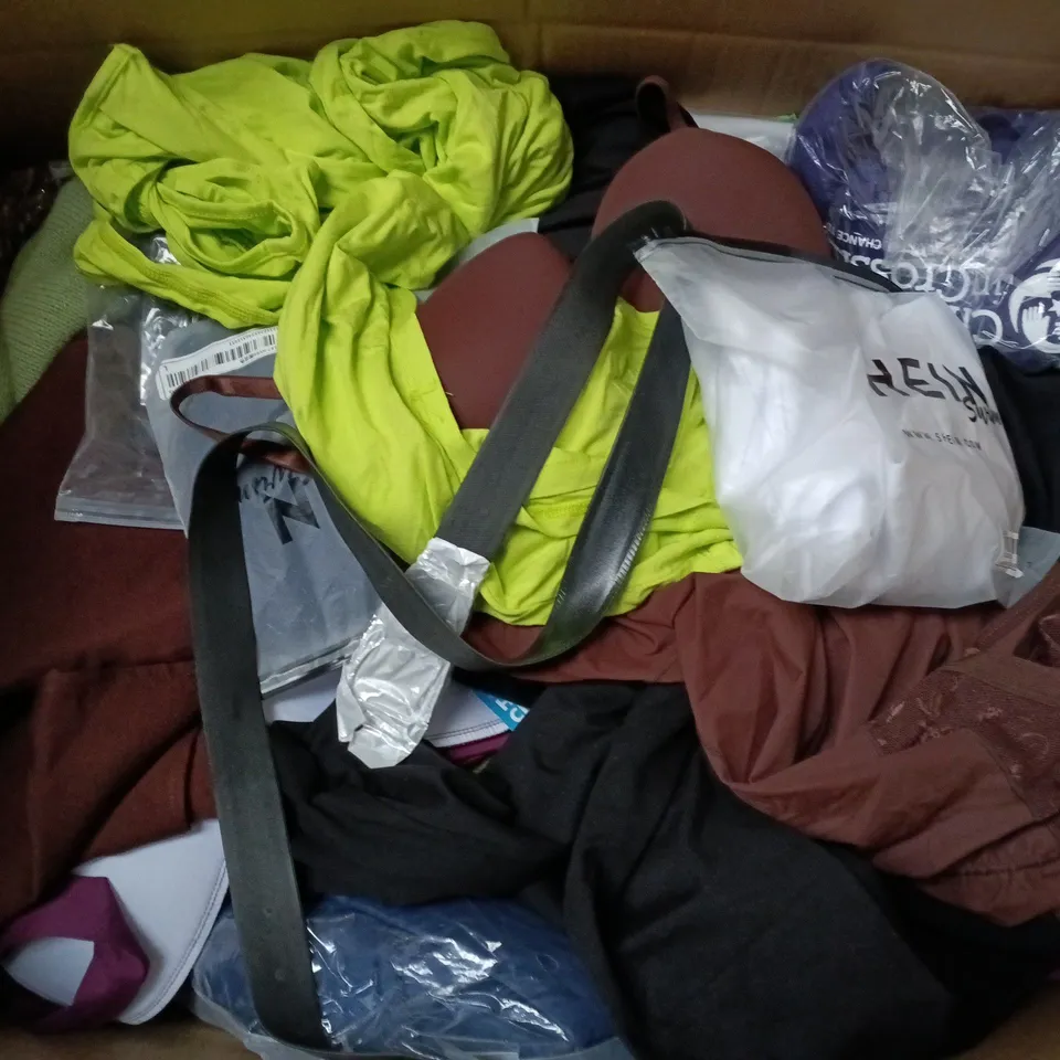 APPROXIMATELY 35 ASSORTED CLOTHING ITEMS IN VARIOUS SIZES, STYLES & COLOURS TO INCLUDE TOPS, JACKET, DRESSES, ETC - COLLECTION ONLY