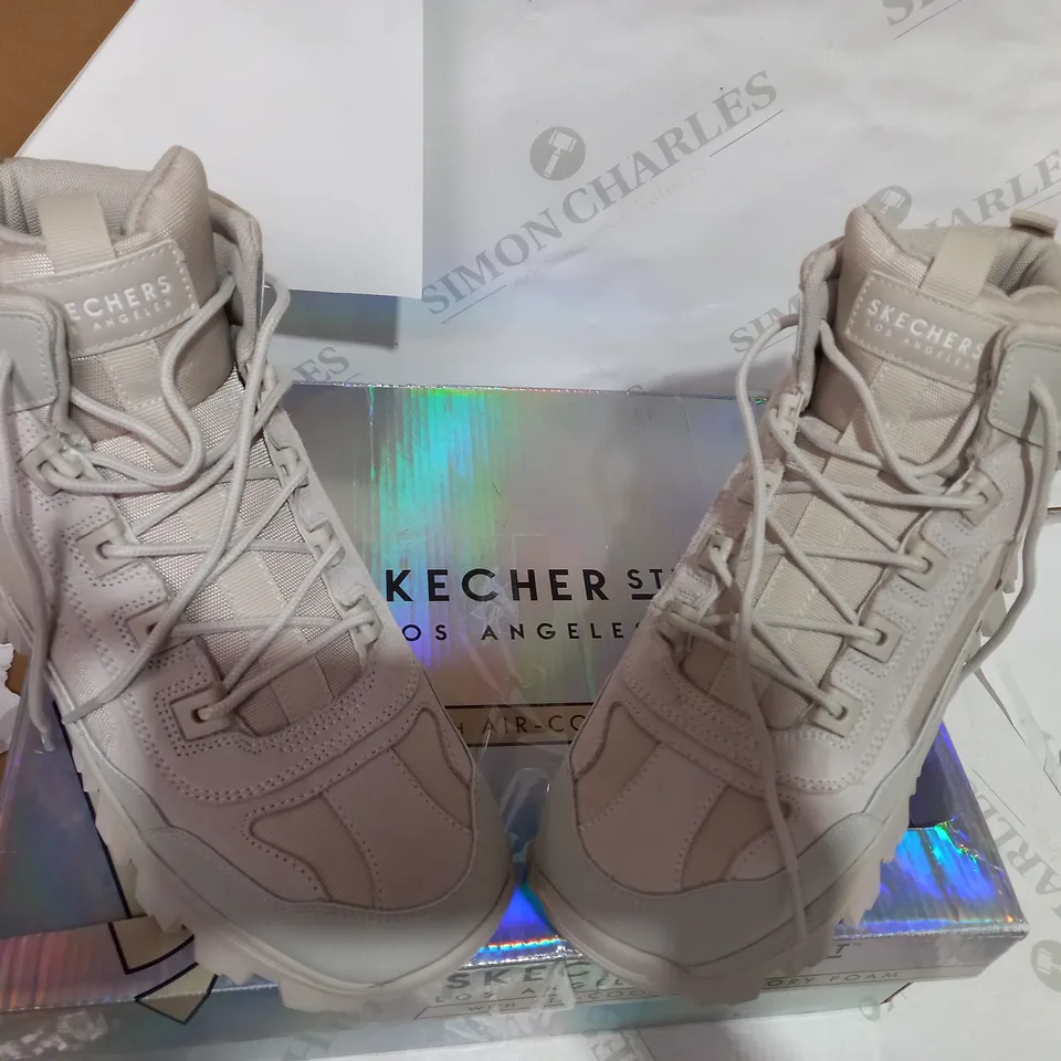 BOXED PAIR OF SKECHERS OFF WHITE CHUNKY TRAINERS - SIZE 7