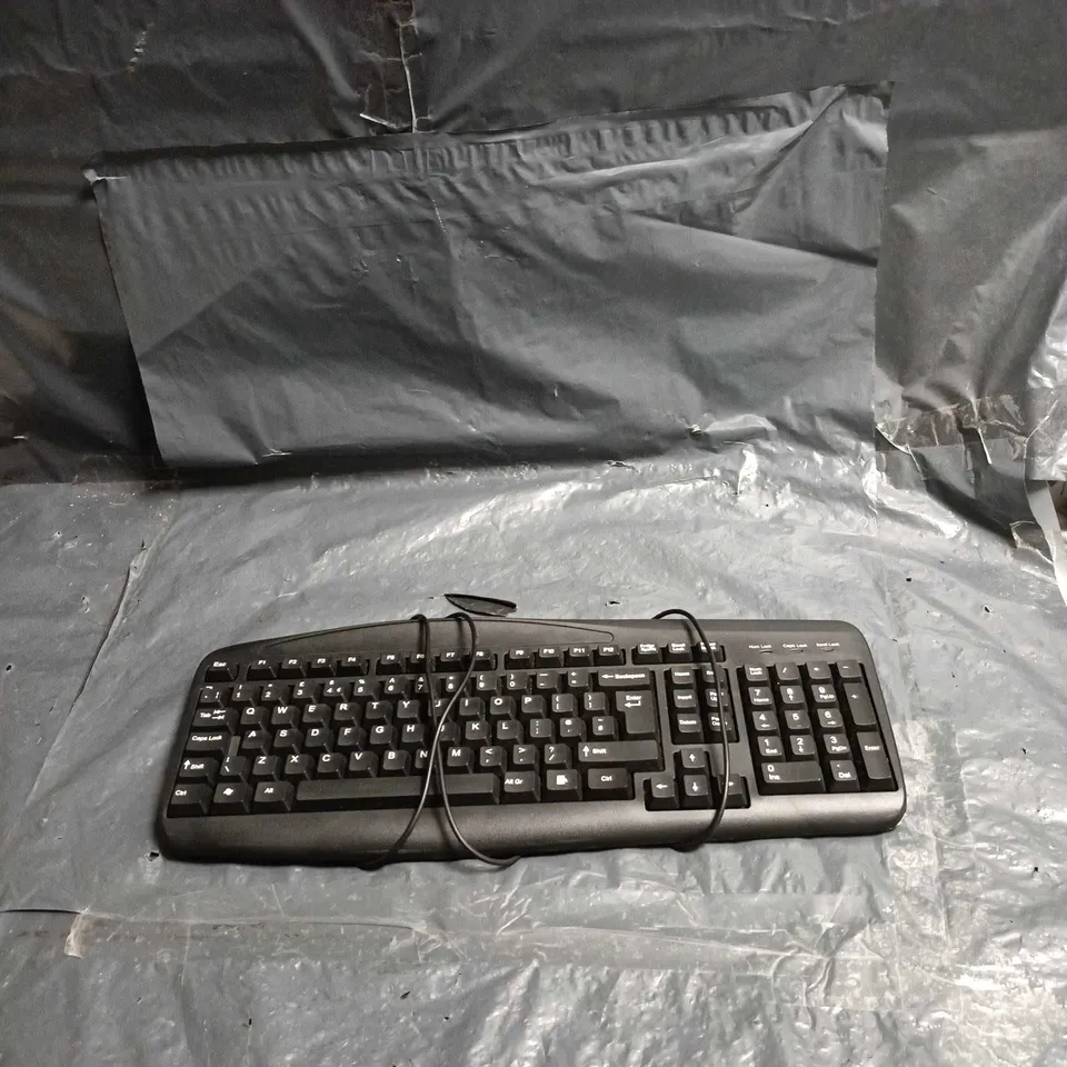 BOX OF APPROXIMATELY 10 ASSORTED ELECTRICAL ITEMS INCLUDING WIRED KEYBOARD , MULTI FUNCTION MASSAGER AND MULTIFUNCTIONAL POWER STRIP 