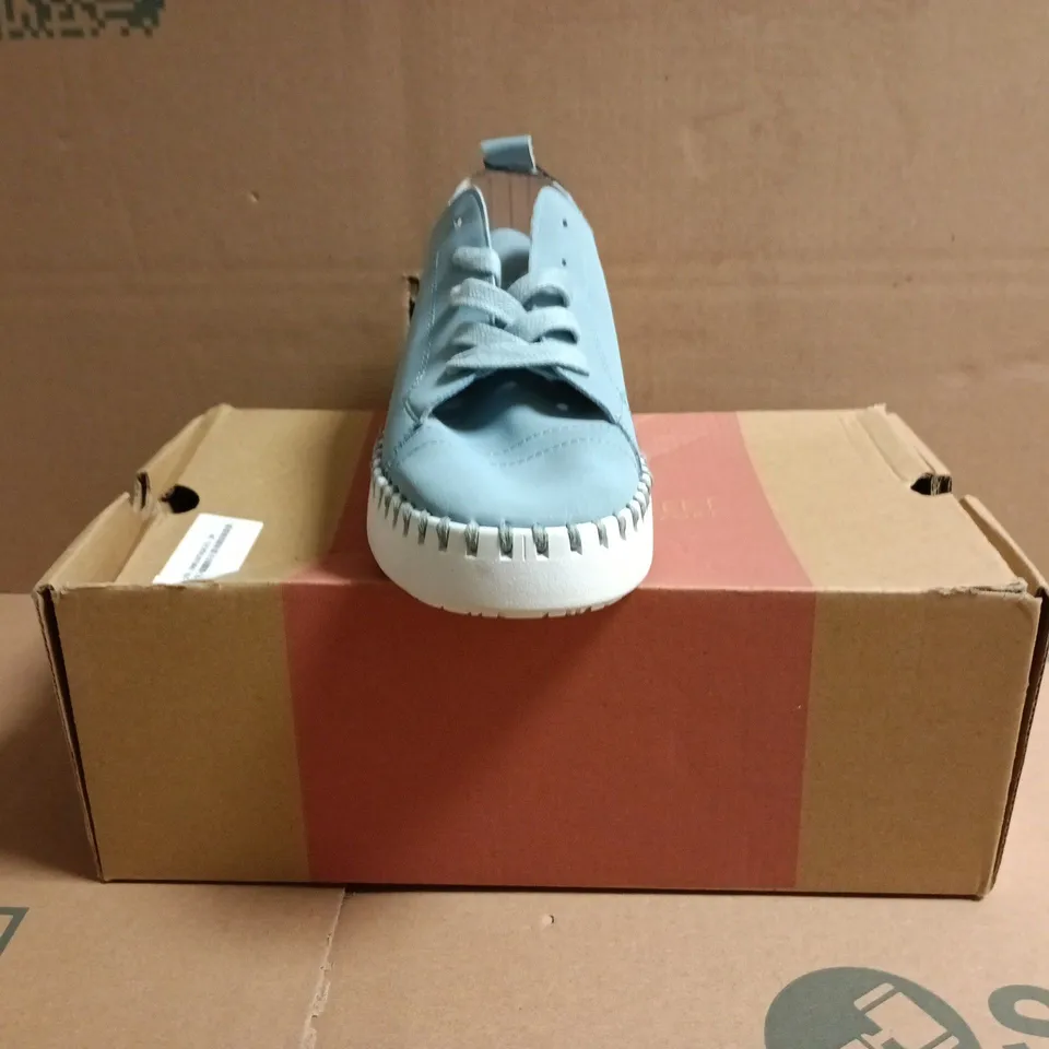 BOXED PAIR OF HEAVENLY FEET SHOES IN BLUE SIZE EU 38