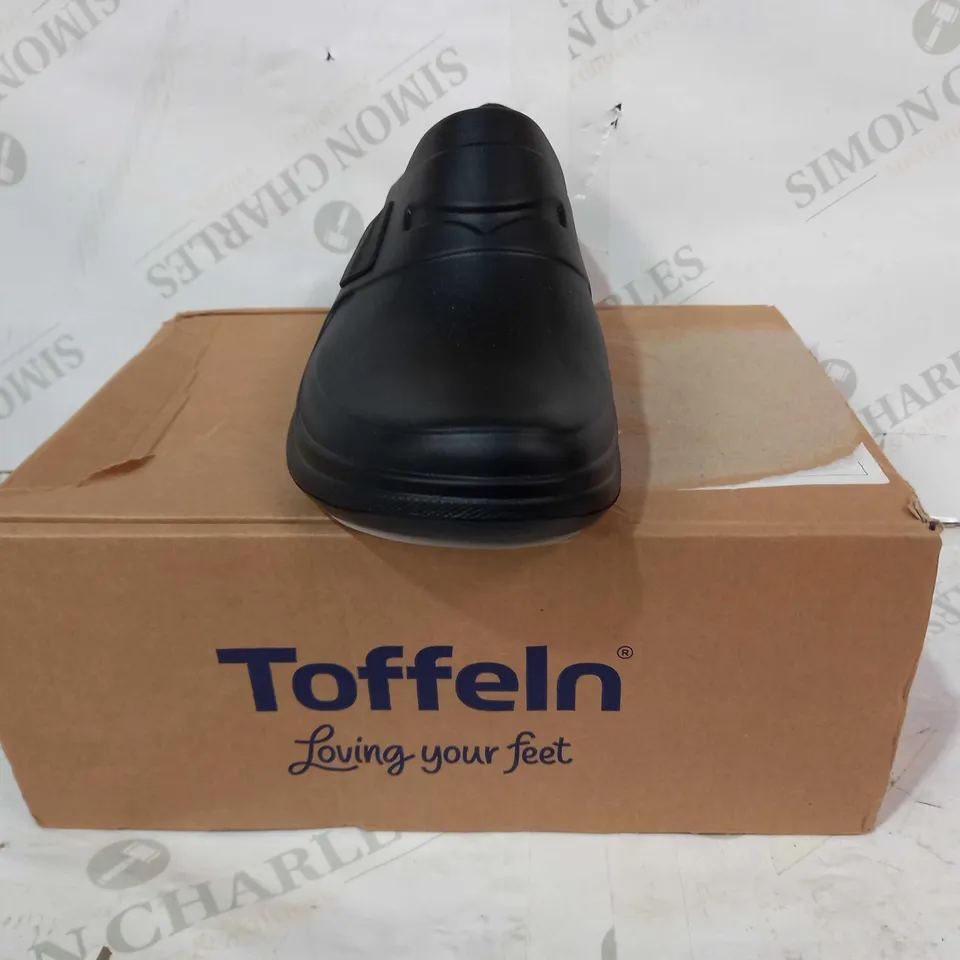 BOXED PAIR OF TOFFELN SLIP ON SHOES IN BLACK UK SIZE 6