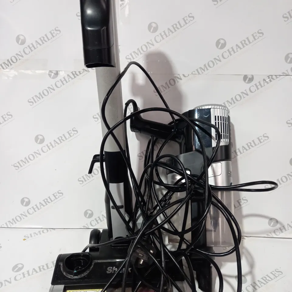 BOXED SHARK STRATOS ANTI HAIR WRAP PET PRO VACUUM CLEANER HZ3000UKT