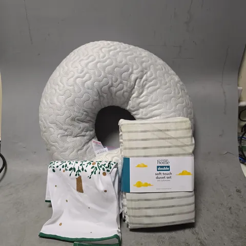BOX OF APPROXIMATELY 12 ASSORTED ITEMS TO INCLUDE - SOFT TOUCH DUVET SET , DONUT NURSING PILLOW ETC