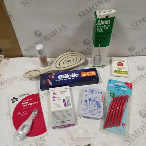 BOX OF APPROXIMATELY 20 ASSORTED HEALTH AND BEAUTY PRODUCTS TO INCLUDE CLEEN ENEMA, GILLETTE RAZORS, EARBUD CLEANING KIT ETC