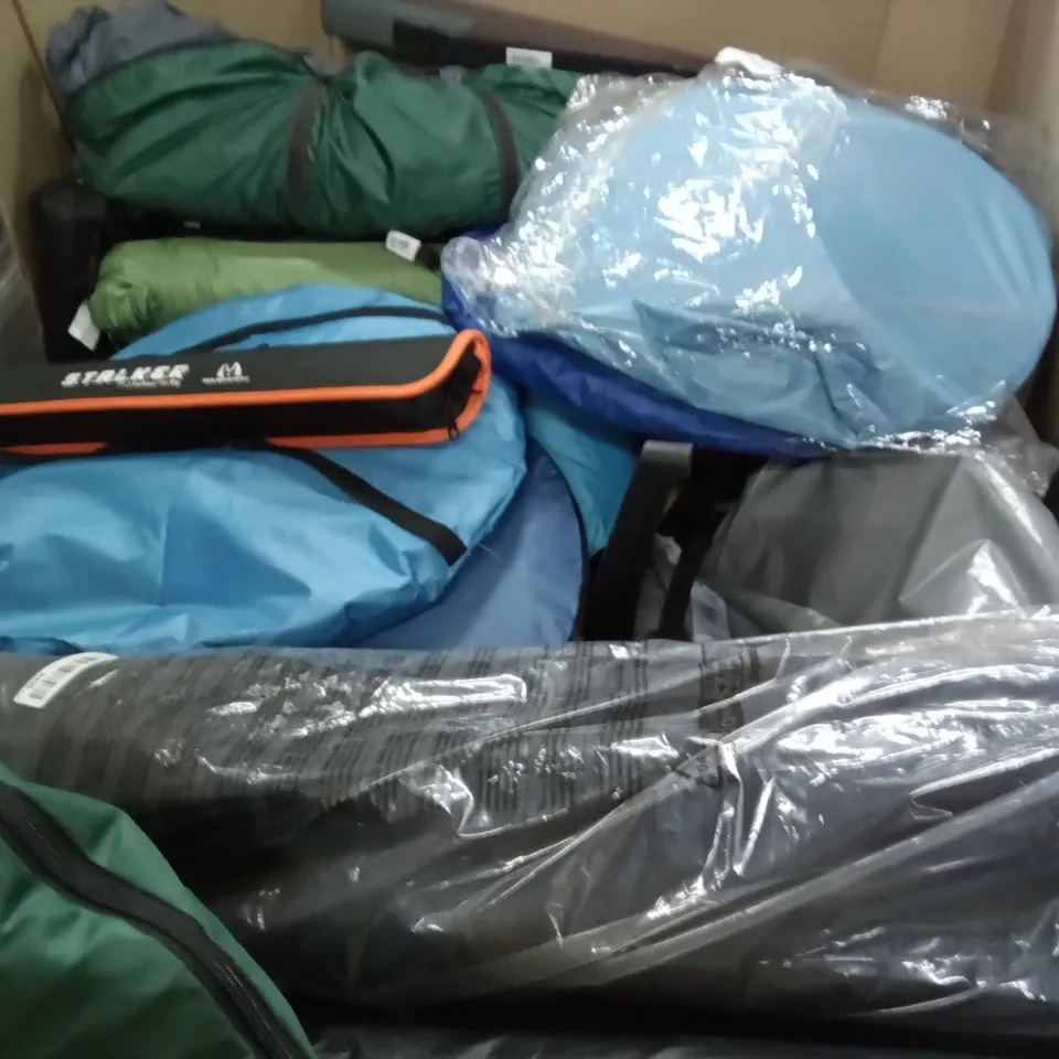 PALLET OF ASSORTED ITEMS INCLUDING INDUSTRIAL ROUND SIDE TABLE, UMBRELLA, URPRO POP UP TENT, KINGCAMP CAMPING CHAIR, CATERPILLAR TUNNEL