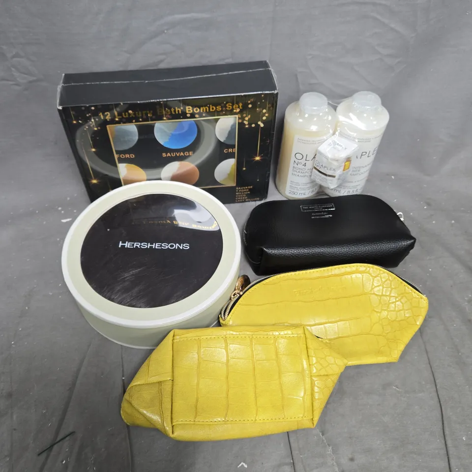 APPROXIMATELY 10 ASSORTED HEALTH & BEAUTY ITEMS TO INCLUDE OLAPLEX TRIO, MAKEUP BAGS, BATH BOMBS SET, ETC