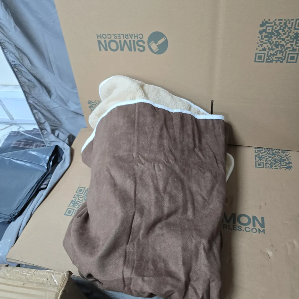 BOX OF APPROXIMATELY 8 BROWN THROWS 