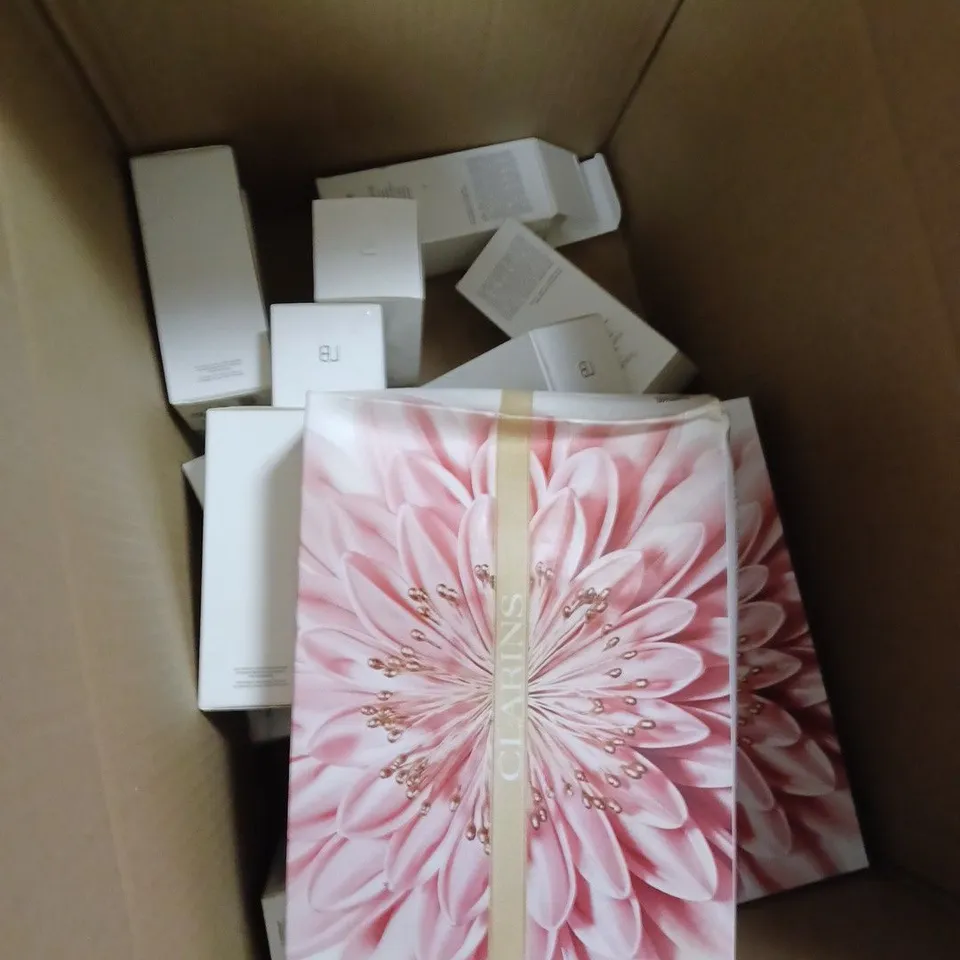 BOX OF APPROXIMATELY 15 ASSORTED HEALTH AND BEAUTY ITEMS TO INCLUDE CLARINS EXTRA FIRMING COLLECTION AND NATURA BISSE TOLERANCE BOOST 