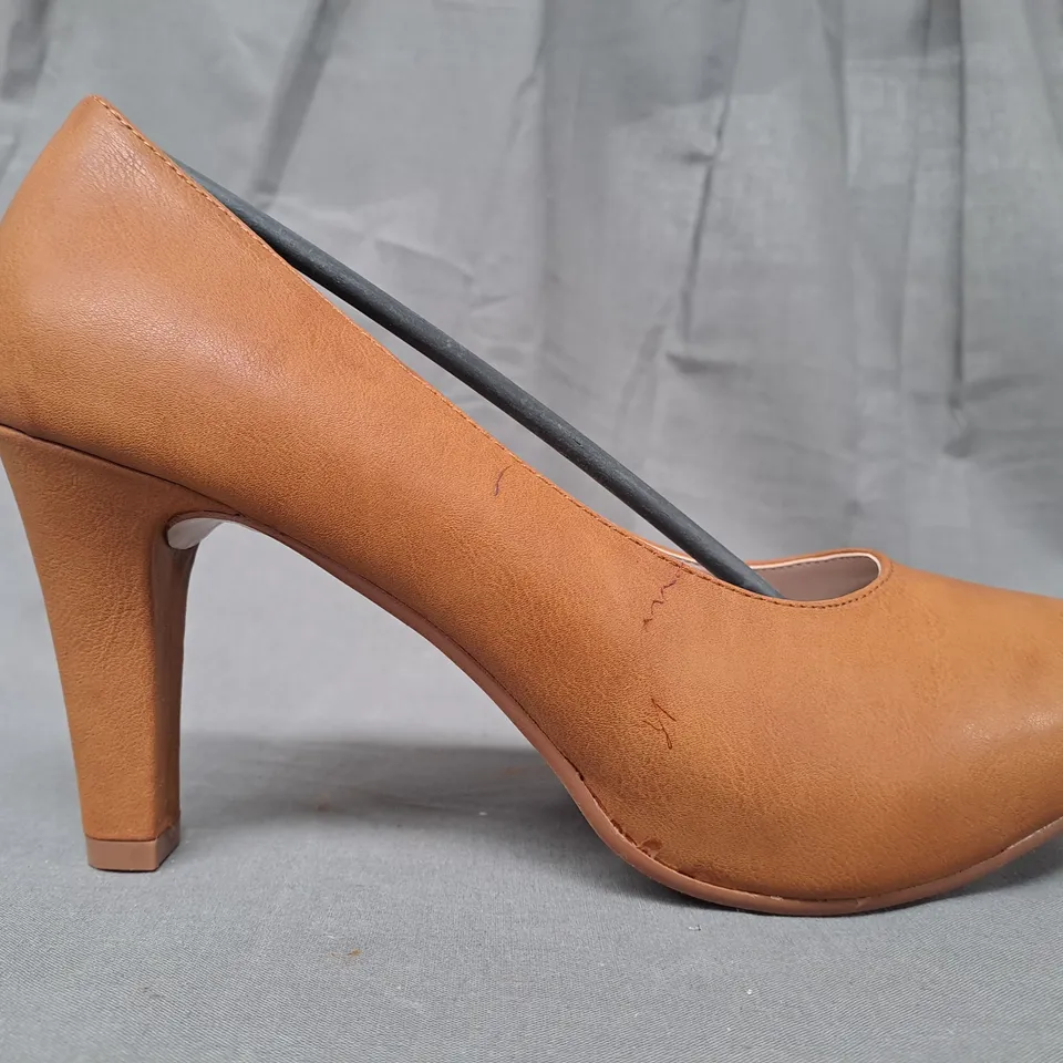 BOX OF APPROXIMATELY 10 PAIRS OF CLARA'S CLOSED TOE HIGH HEEL SLIP-ON SHOES IN BROWN IN VARIOUS SIZES