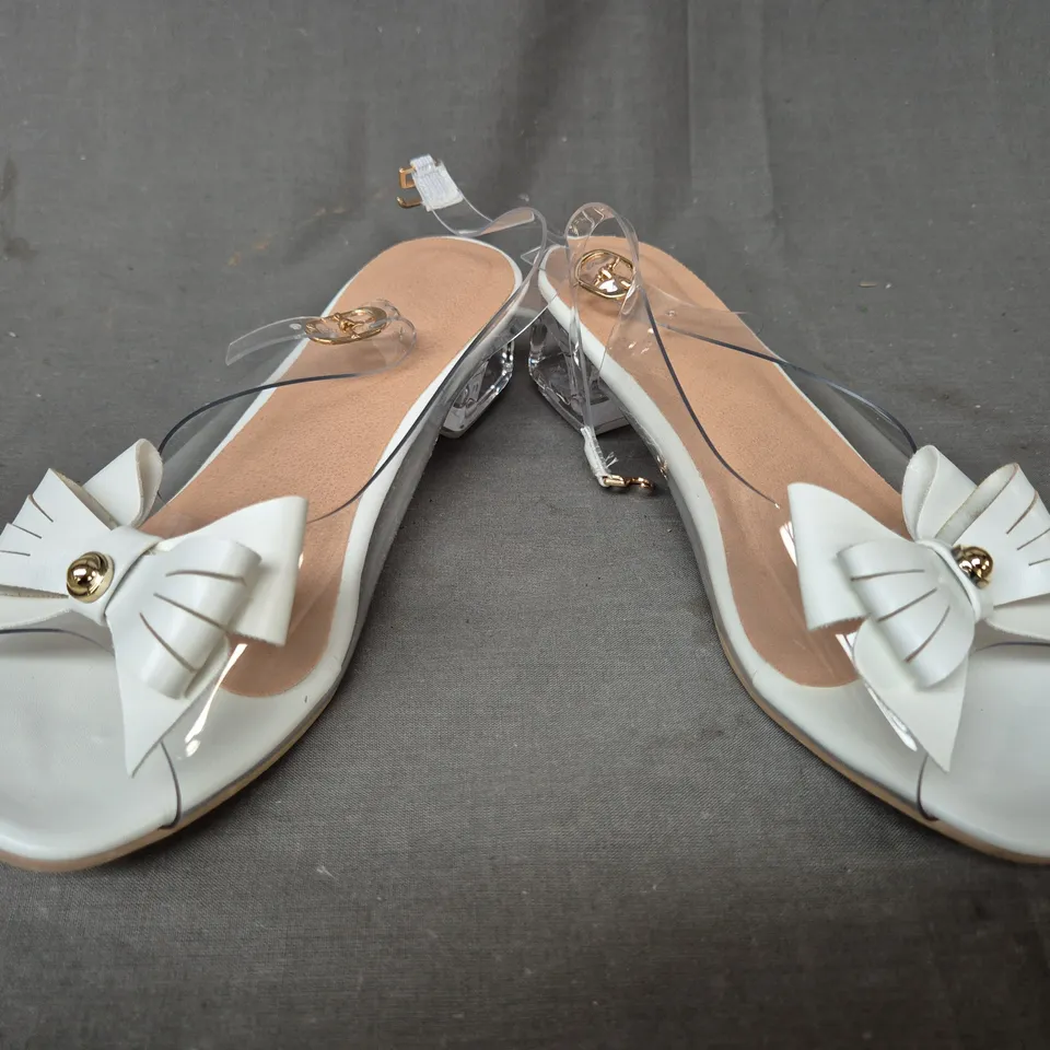 BOXED PAIR OF UNBRANDED LOW BLOCK HEEL CLEAR SIDE PEEP TOE SHOES IN WHITE W. BOW DETAIL EU SIZE 34