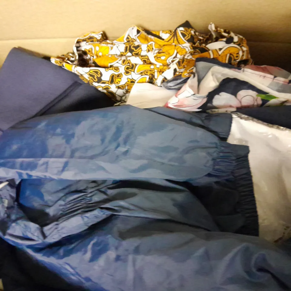 BOX OF APPROX 15 ASSORTED KIDS CLOTHING ITEMS TO INCLUDE - BACKPACK , COAT , PANTS ETC