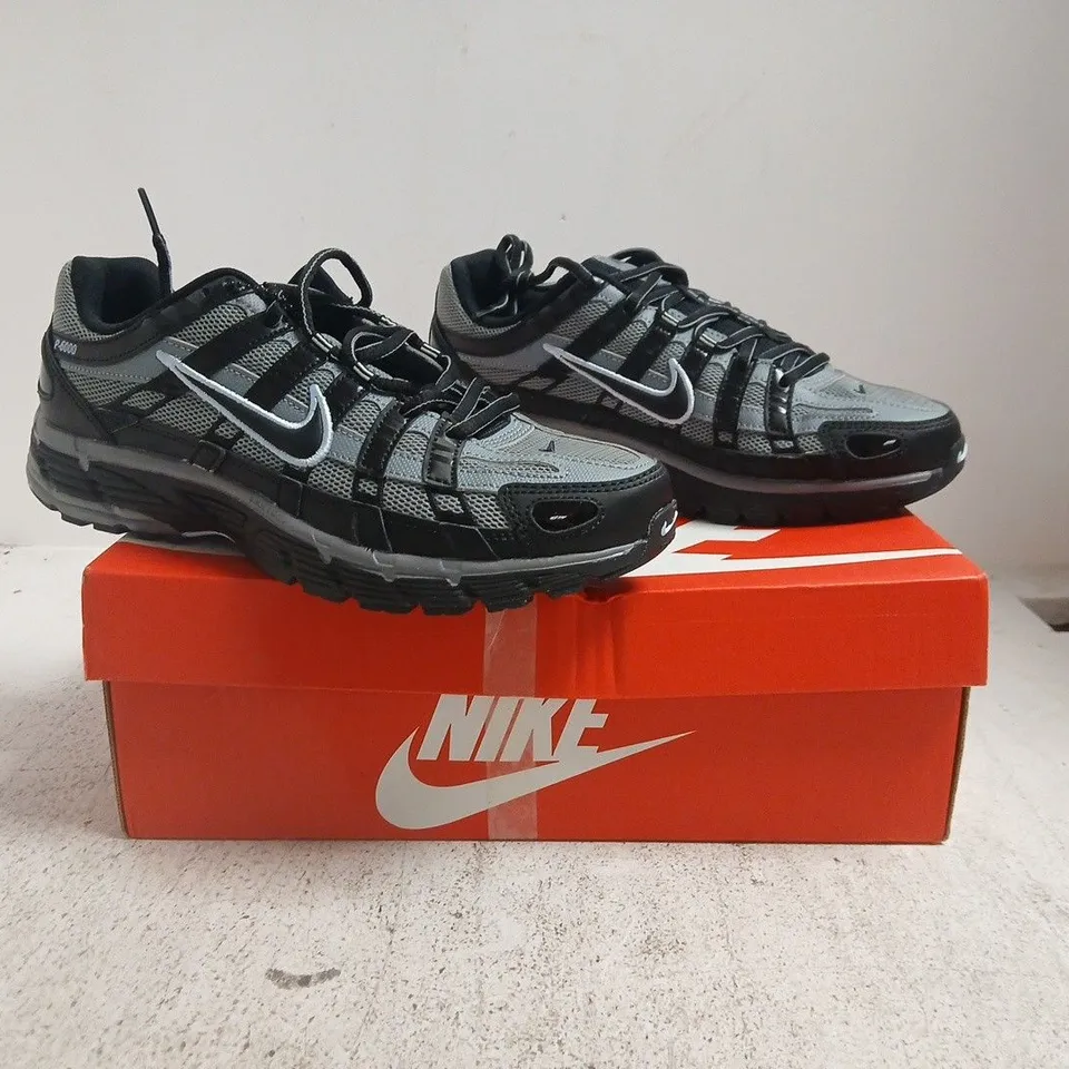 BOXED PAIR OF NIKE P-6000 TRAINERS IN BLACK/GREY SIZE UK 7.5