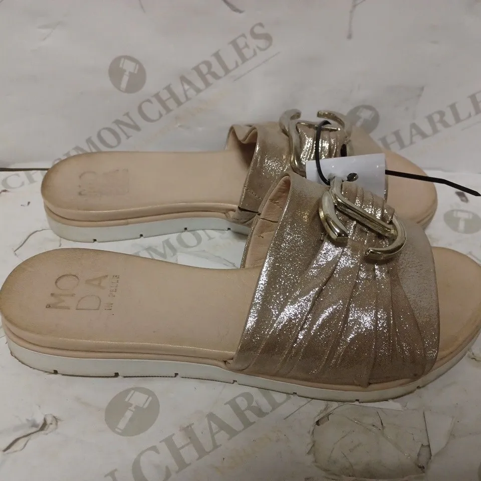 BOXED PAIR OF MODA IN PELLE SANDALS IN ROSE GOLD COLOUR EU SIZE 39