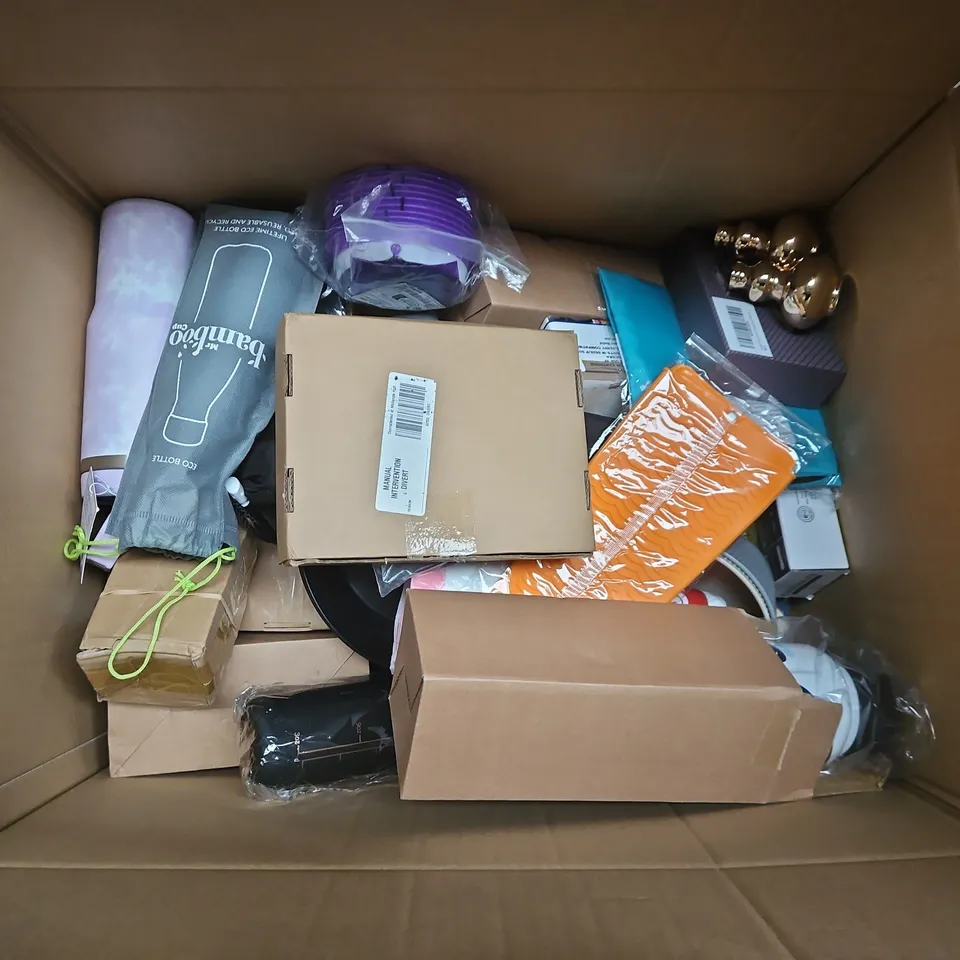 BOX OF APPROXIMATELY 10 ASSORTED ITEMS TO INCLUDE: FISHING GROUNDBAIT BAG, REPLACEMENT TABLET SCREEN BOX, GRADIENT TUMBLER & TRAVEL MUG (SET OF 4)