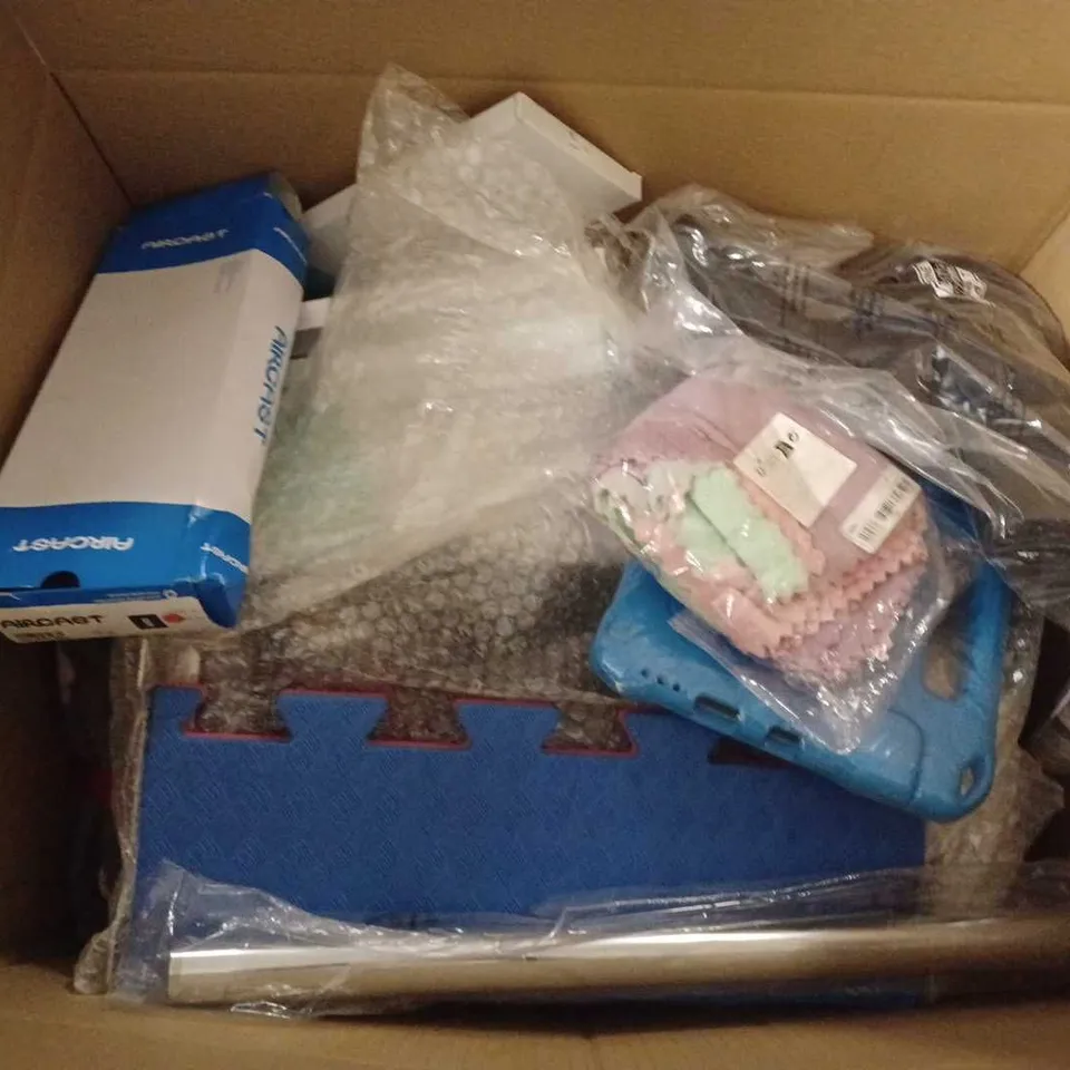 BOX OF APPROXIMATELY 20 ASSORTED ITEMS TO INCLUDE -  WATER BOTTLE , UNIVERSAL STREAMER , DUVET SET SINGLE ETC