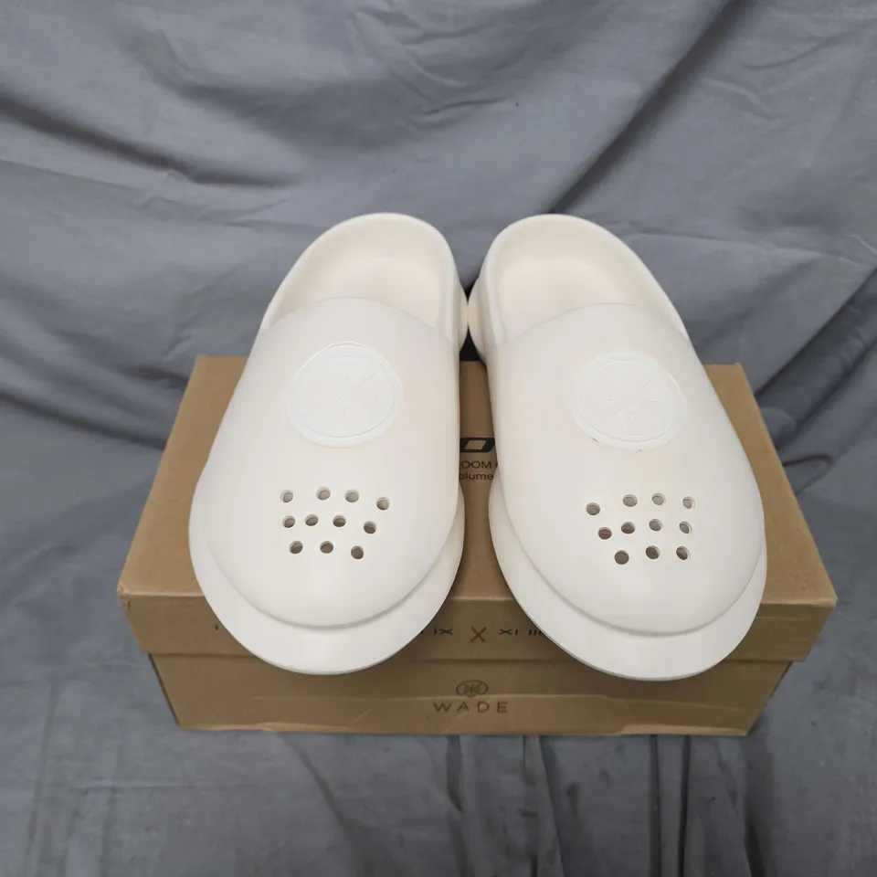 BOXED PAIR OF LI-NING WADE SLIDES IN WHITE - SIZE 9