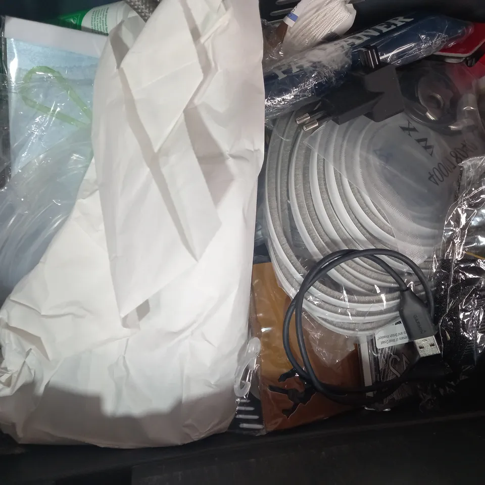 LOT OF APPROXIMATELY 10 ASSORTED HOUSEHOLD ITEMS TO INCLUDE PLASTIC LOOPS, A5 NOTEBOOK IN GREEN, ROLSON EYELET PLIERS, ETC