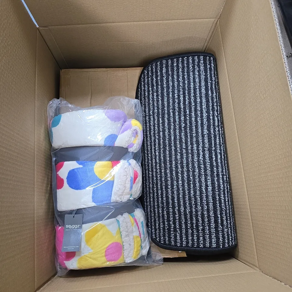 BOX OF APPROXIMATELY 5 ASSORTED ITEMS INCLUDING A DUNELM DOOR MAT, A BLANKET AND A FAN
