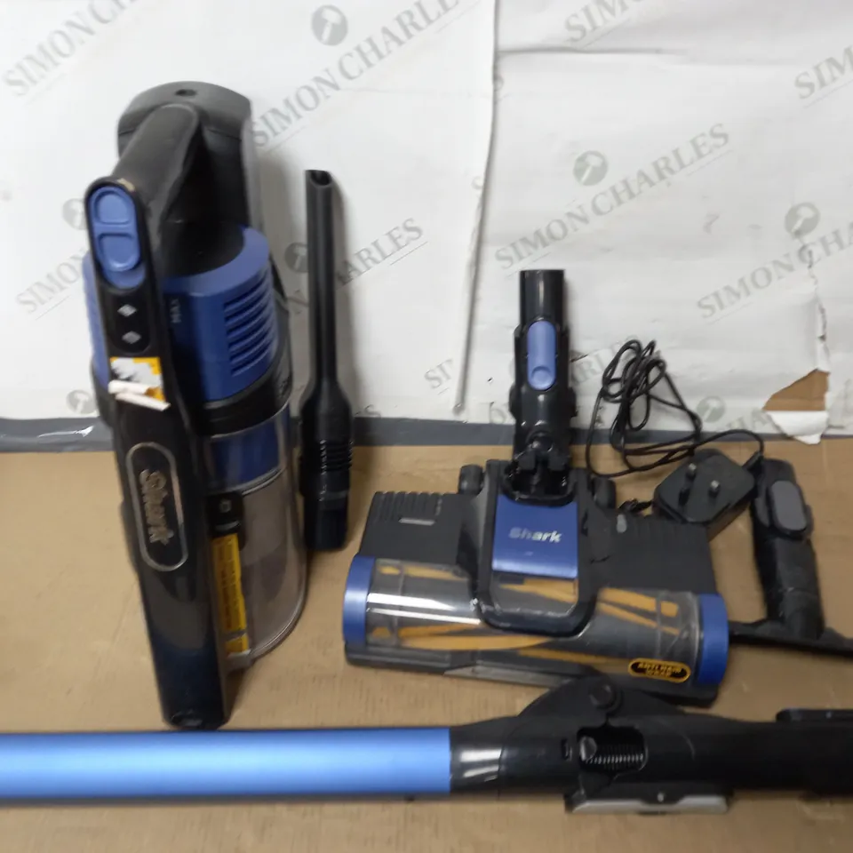 BOXED SHARK ANTI HAIR WRAP CORDLESS VACUUM CLEANER IZ202UK