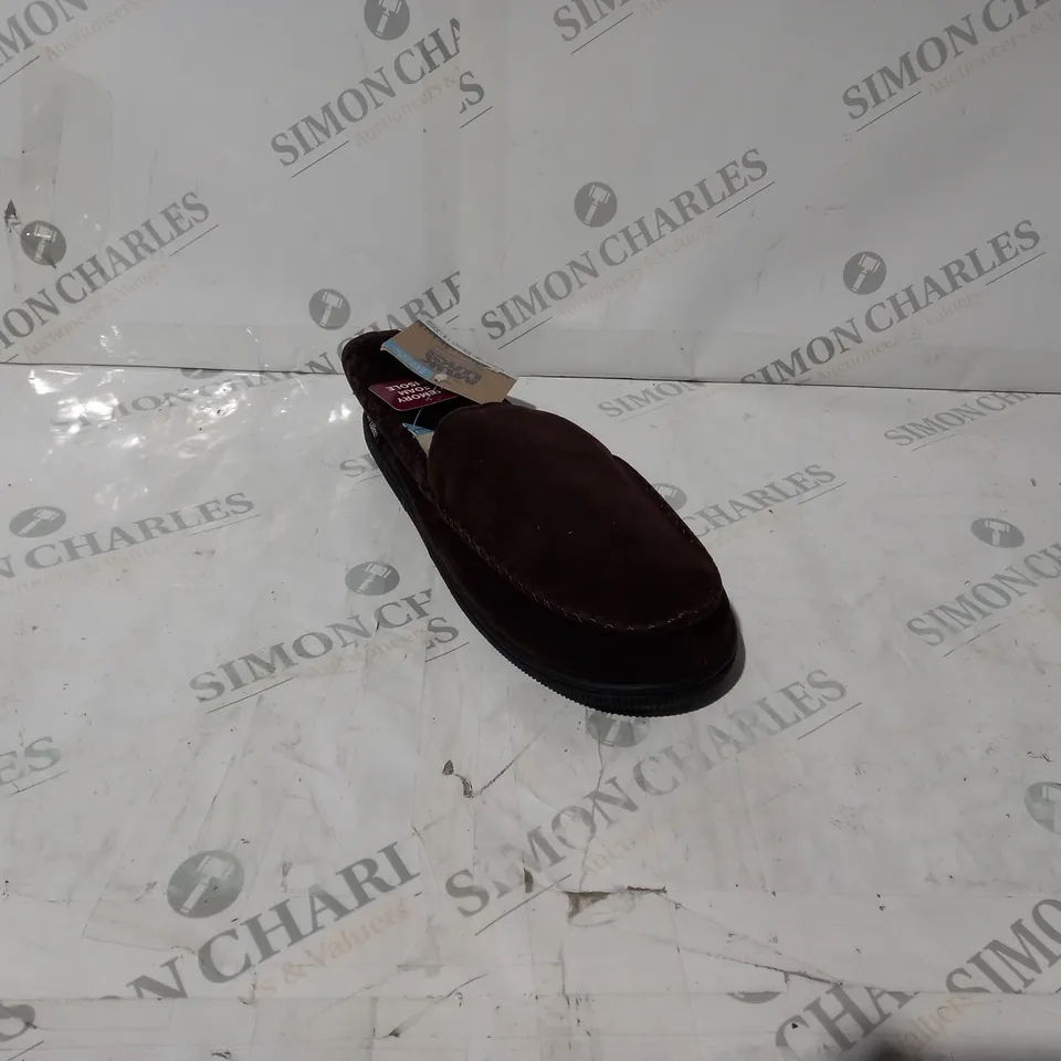 PAIR OF MUK LUKS MOCCASIN SLIPPERS IN BROWN SIZE SMALL