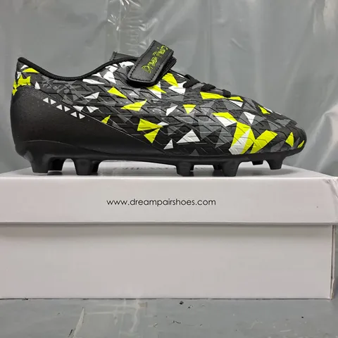 BOXED PAIR OF DREAM PAIRS FOOTBALL BOOTS IN BLACK/GREY/NEON GREEN SIZE UK 5
