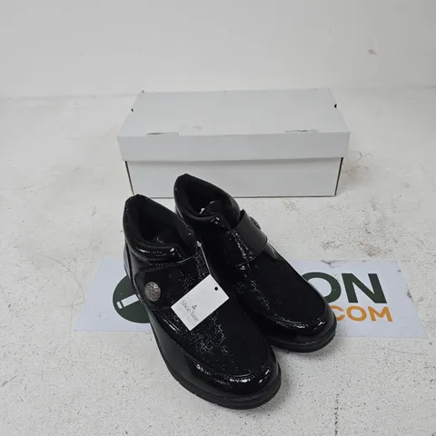 UK 4 BLACK PATENT LEATHER SHOES WITH STRAP – SHOE TREE COMFORT