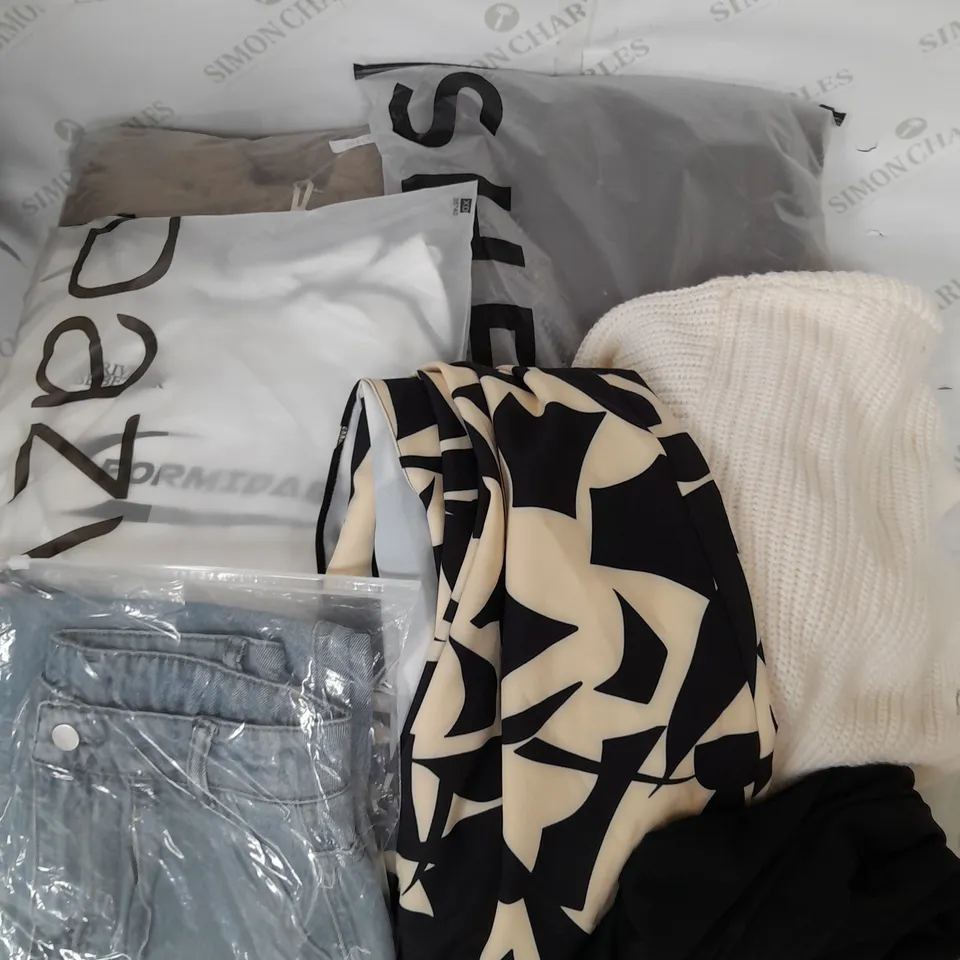 BOX OF APPROXIMATELY 25 ASSORTED CLOTHING ITEMS TO INCUDE - JEANS , JACKETS , JUMPERS ETC