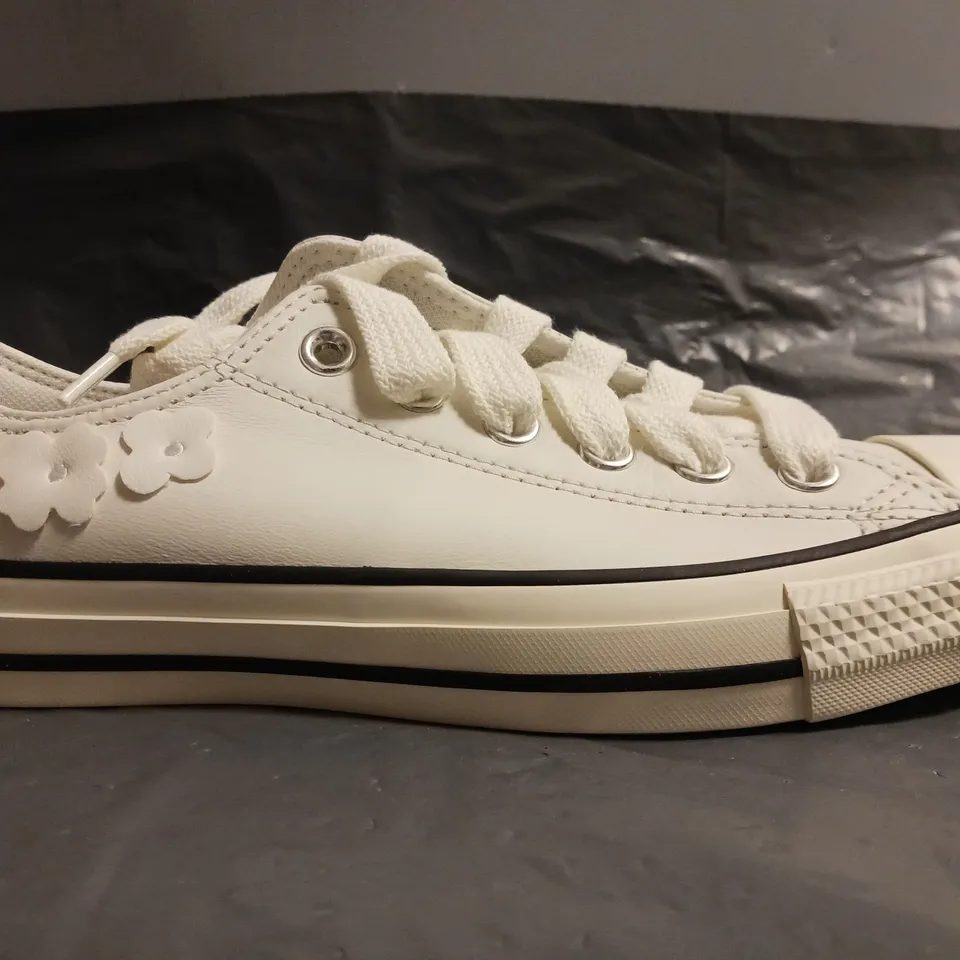 BOXED PAIR OF CONVERSE WOMEN'S SHOES IN WHITE SIZE UK 5