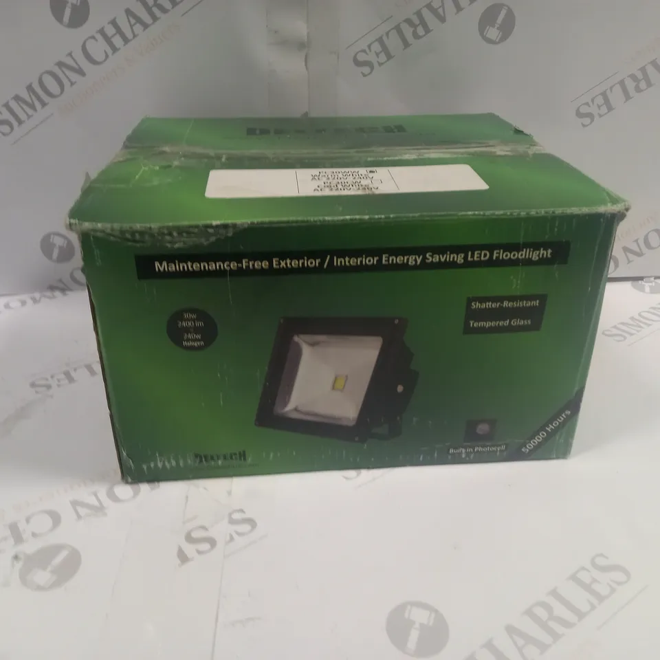 DELTECH MAINTENANCE-FREE ENERGY SAVING LED FLOODLIGHT 