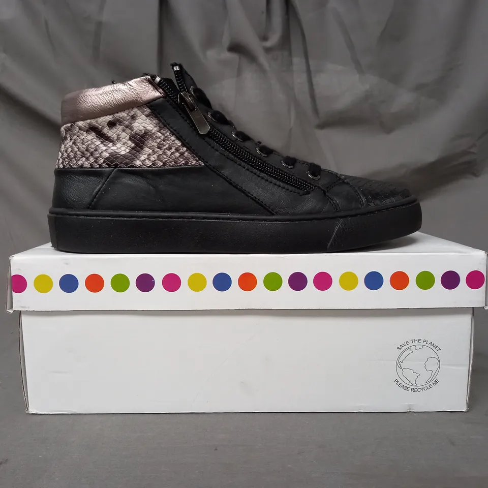 BOXED PAIR OF ADESSO LUNA ZIP TRAINERS IN BLACK SIZE 6