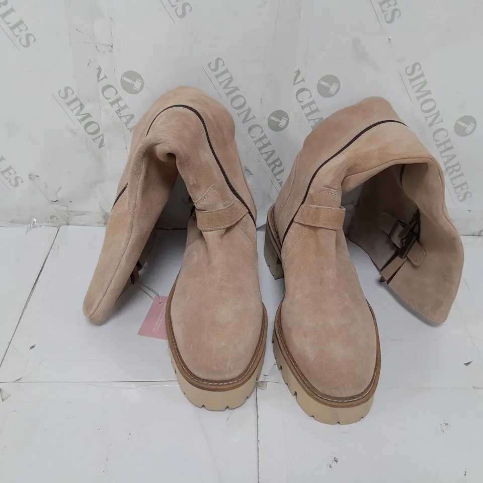 PAIR OF MODA IN PELLE DORI KNEE HIGH BOOTS IN BEIGE SIZE 5