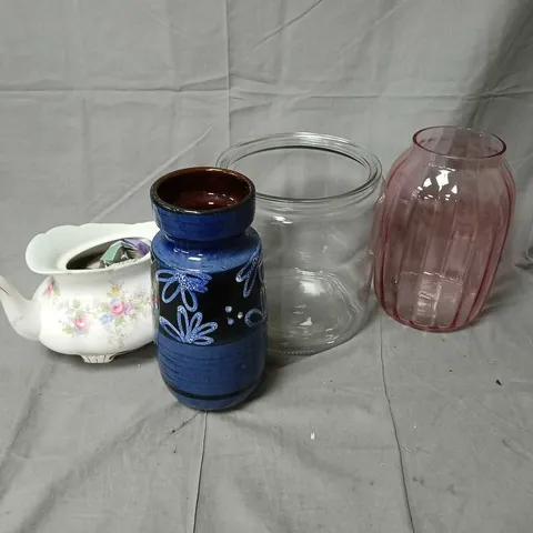 APPROXIMATELY 4 ASSORTED HOUSEHOLD ITEMS TO INCLUDE GLASS VASE, BROKEN TEAPOT, VASE, ETC