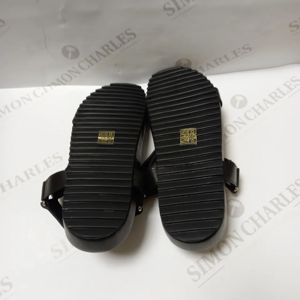 PAIR OF BARBOUR LEATHER SANDALS SIZE 6
