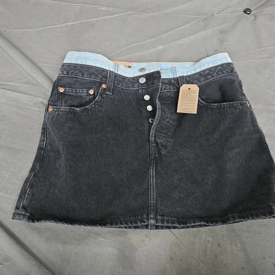 LEVIS DENIM SKIRT IN BLACK/BLUE - SIZE 29