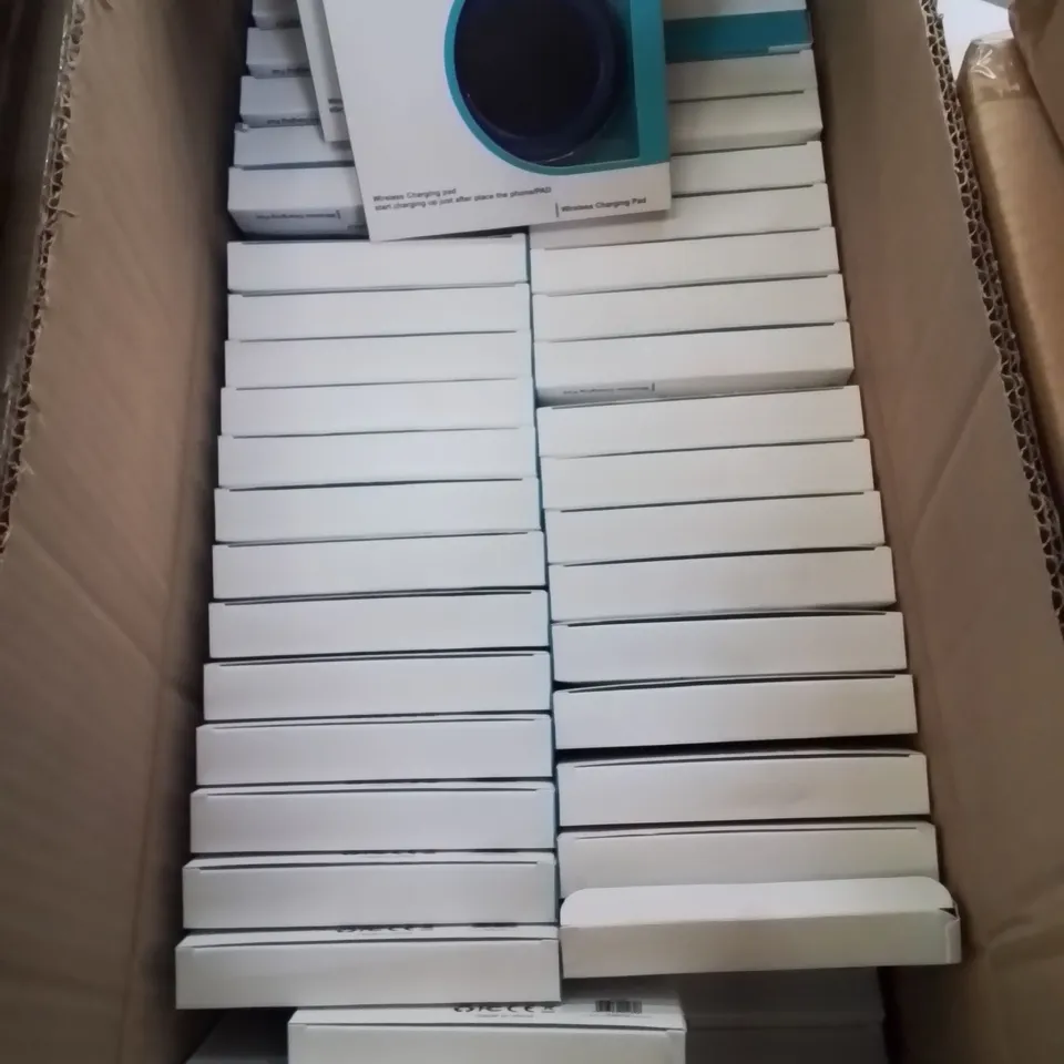 BOX CONTAINING LARGE AMOUNT OF WIRELESS CHARGING PADS