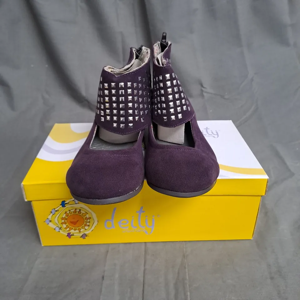 BOXED LOT OF 12 PAIRS OF CHILDREN'S SANDALS. VARIOUS SIZES