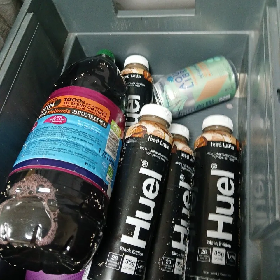 APPROXIMATELY 9 ASSORTED DRINKS INCLUDING READY-TO-DRINK BEVERAGES: HUEL BLACK EDITION BOTTLES AND ROBINSONS ORANGE 