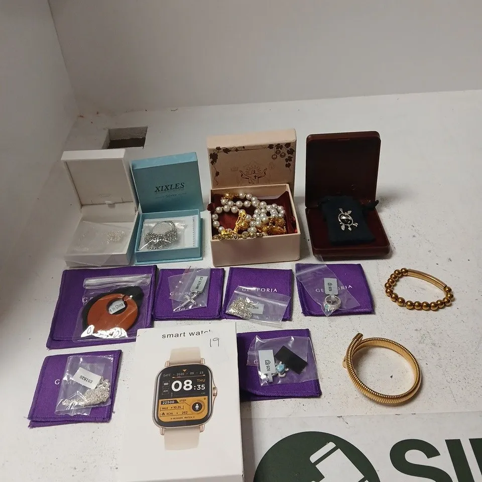 BOX F APPROXIMATELY 15 ASSORTED PIECES F JEWELLERY INCLUDING A SMART WATCH, SOME BRACELETS AND XIXLES NECKLACE