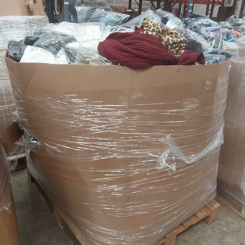 PALLET CONTAINING APPROXIMATELY 640x BRAND NEW ASSORTED DESIGNER CLOTHING ITEMS
