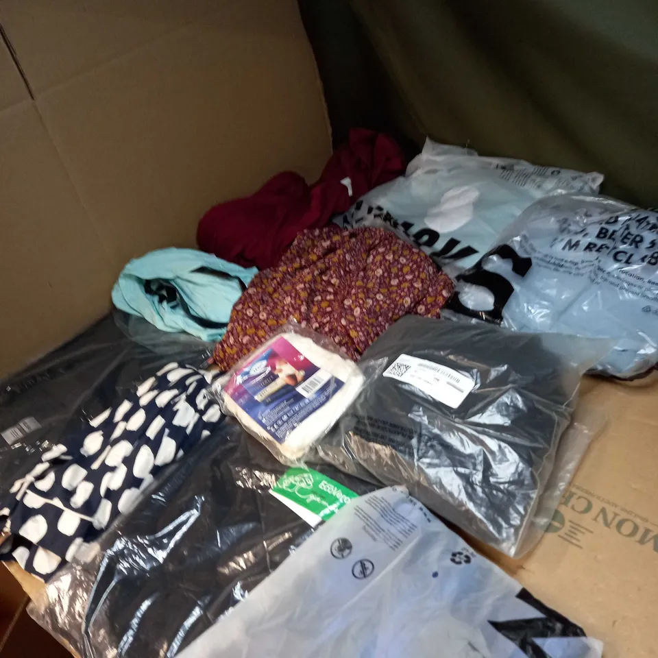 LOT OF APPROX 20 ASSORTED CLOTHING ITEMS TO INCLUDE JUMPERS, SOCKS AND T-SHIRTS