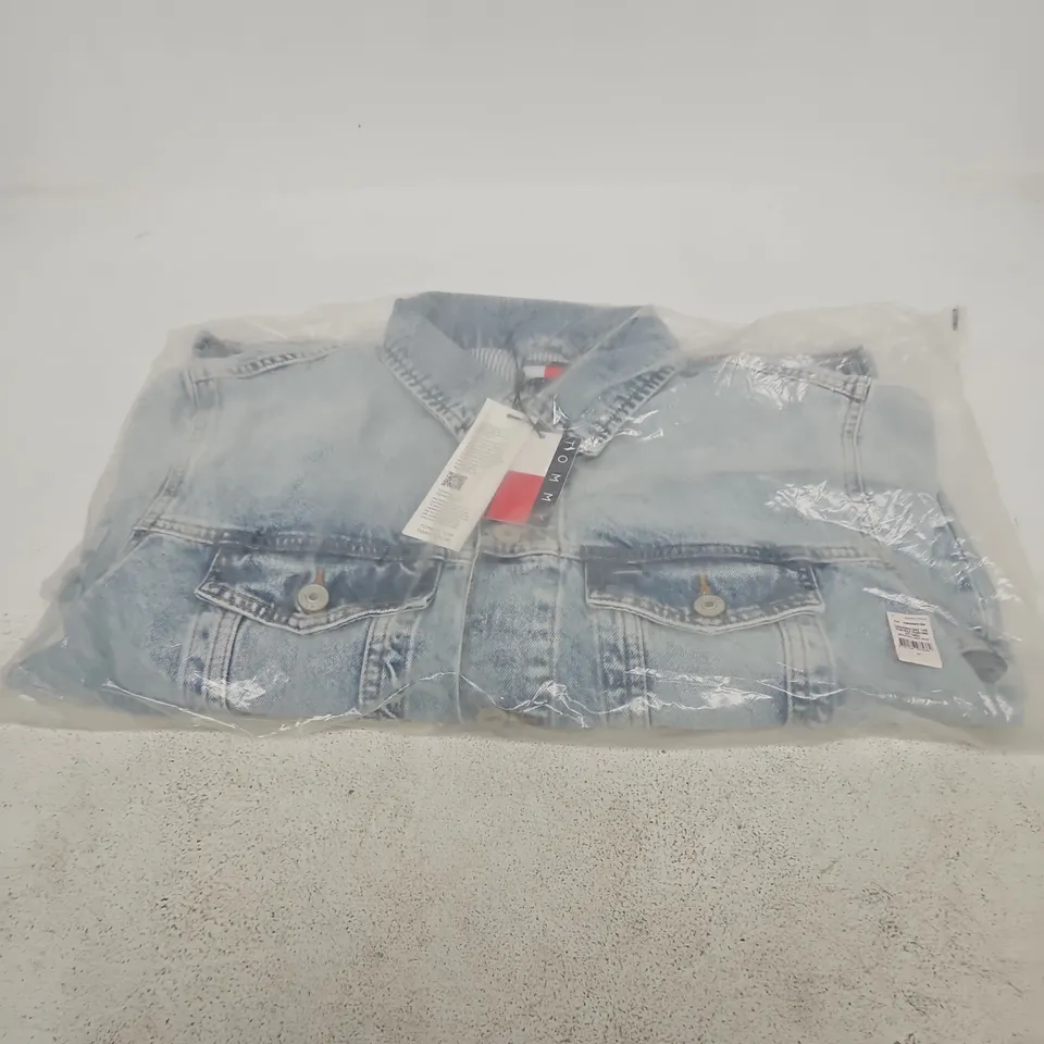 TOMMY JEANS DENIM JACKET – LIGHT WASH BLUE - M