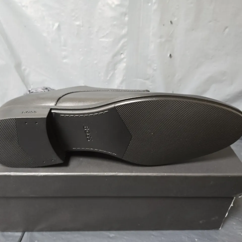 BOXED PAIR OF BOSS COLBY SHOES IN BLACK - SIZE 10.5