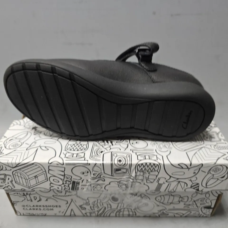 BOXED CLARKS ETCH PURE KIDS SHOES - KIDS UK 10 1/2