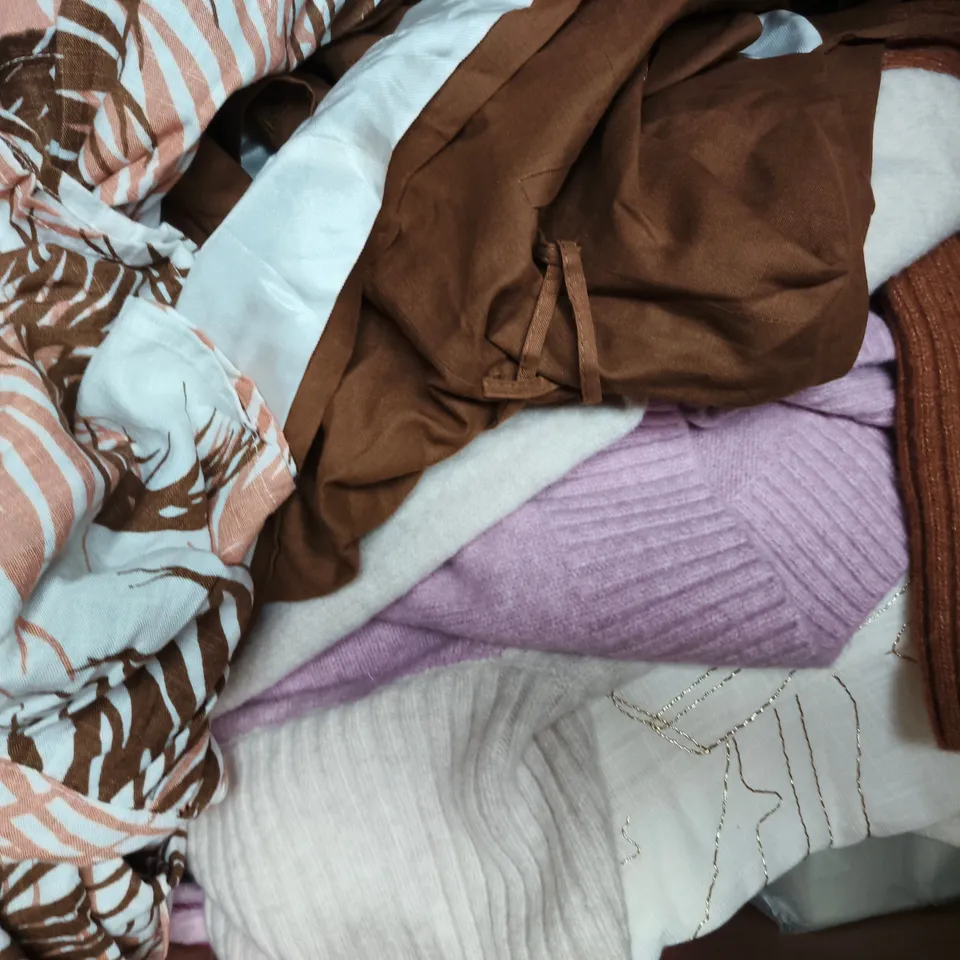 APPROXIMATELY 20 ASSORTED CLOTHING AND FASHION PRODUCTS IN VARIOUS STYLES AND SIZES - COLLECTION ONLY