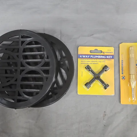 APPROXIMATELY 10 ASSORTED HOUSEHOLD ITEMS TO INCLUDE 4-WAY PLUMBING KEY, AUTOMATIC CENTRE PUNCH, ETC